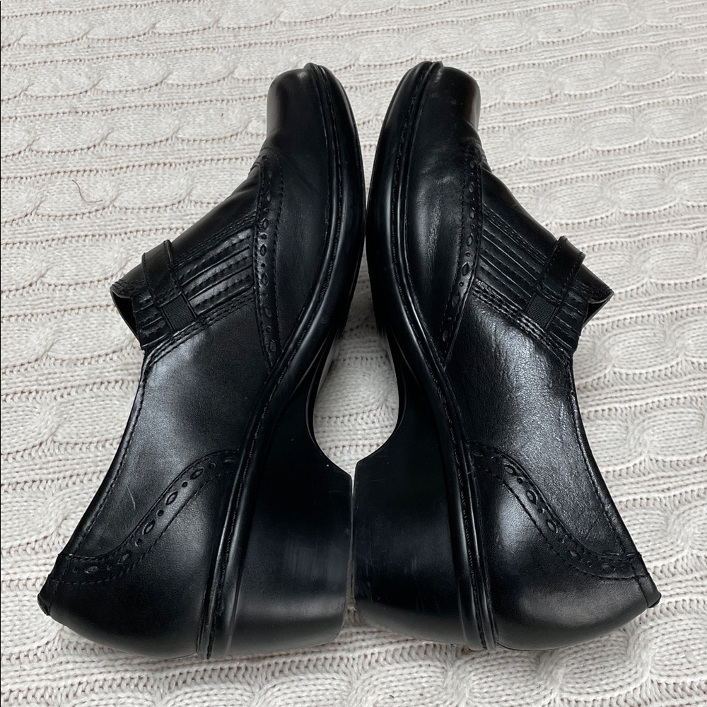 Earth Origins Sz 7.5 Womens "Carma 2" Black Wingtip Leather Slip On Shoes - Picture 8 of 15